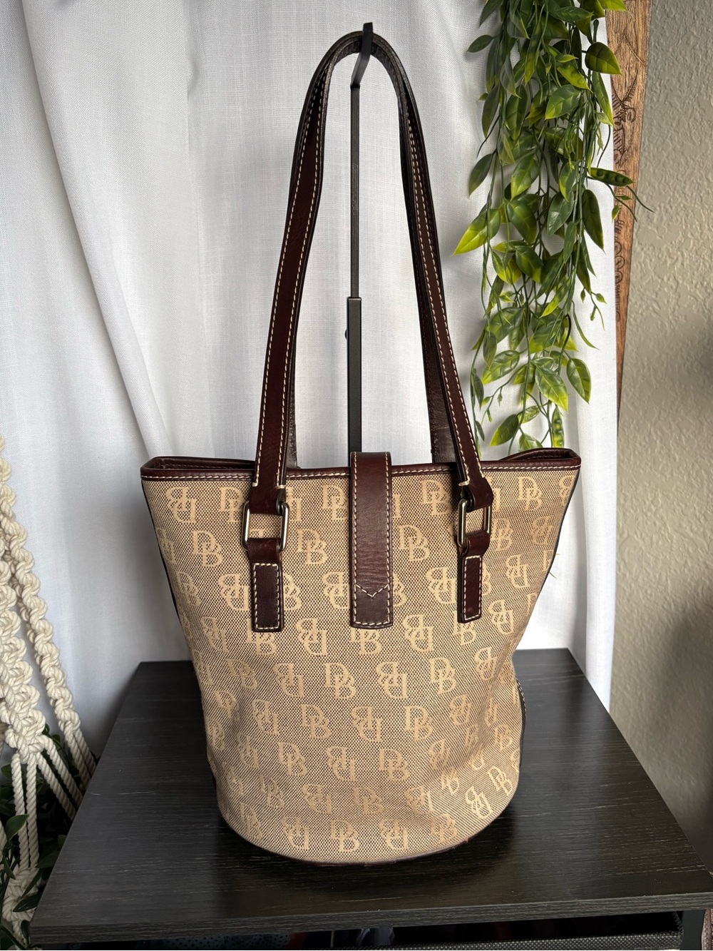 Vintage Dooney & Bourke Monogram Canvas Bucket Tote Bag Tan Brown 1975 Plate - Picture 2 of 12